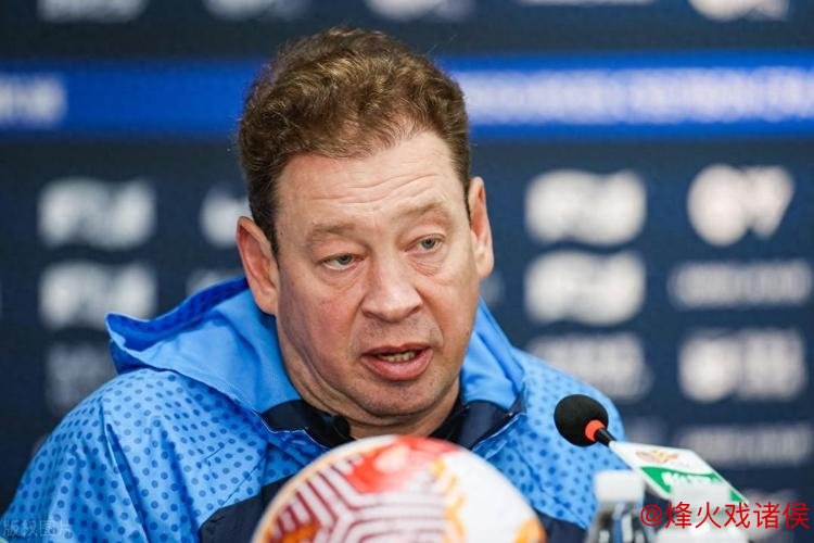 申花主帅斯卢茨基调整策略，比赛中频繁换人？